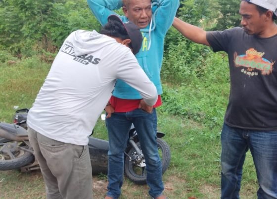 Tersangka narkoba digeladah satuan Resnarkoba polres Dompu