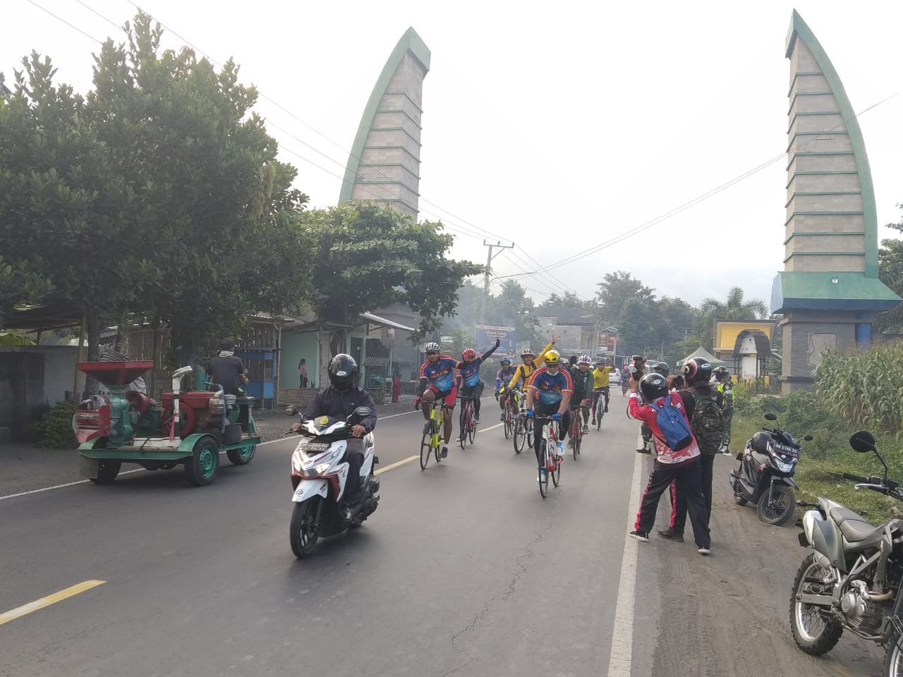 Danrem Bersama Forkopimda Gowes Lotim Mataram dan Cek Kesiapan New Normal di Pasar