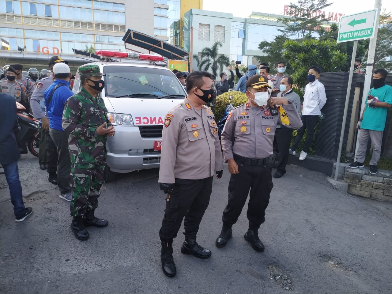 Polisi Hadang Ratusan Warga Telagawaru yang Ambil Paksa Jenazah Terkonfirmasi Corona