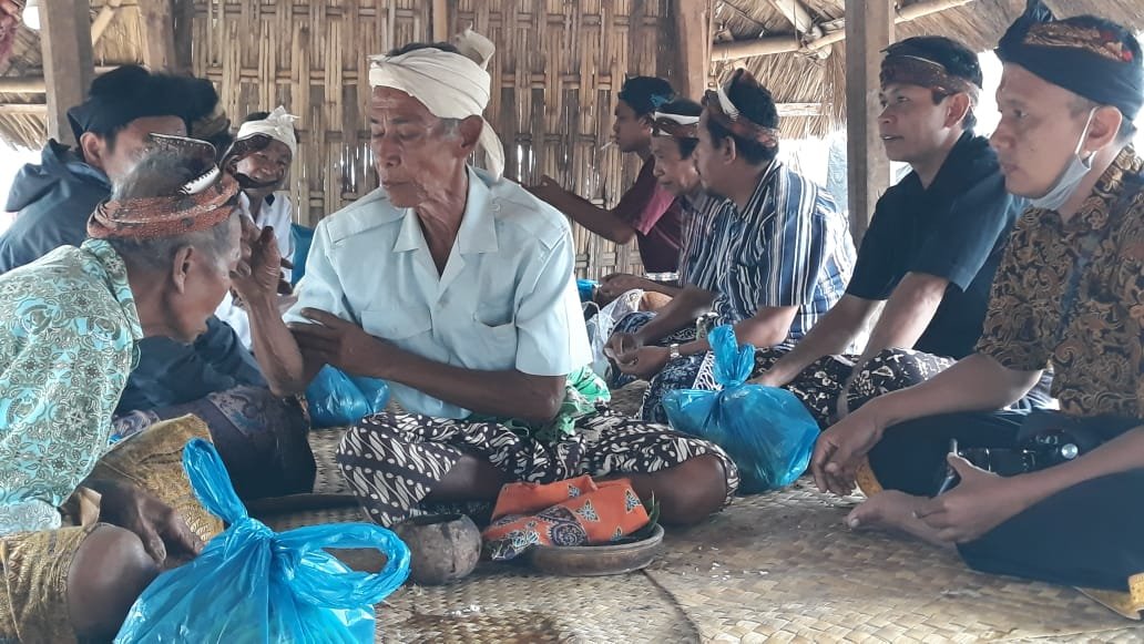 Ritual Asuh Gunung dan Segara Anak Masyarakat Desa Sajang