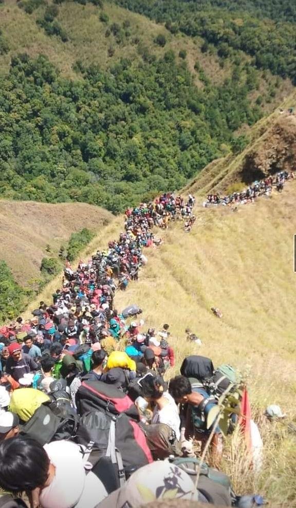 Rombongan Milenial yang Gelar Apel 17 Agustus di Savana Peropok Tampak Mengular