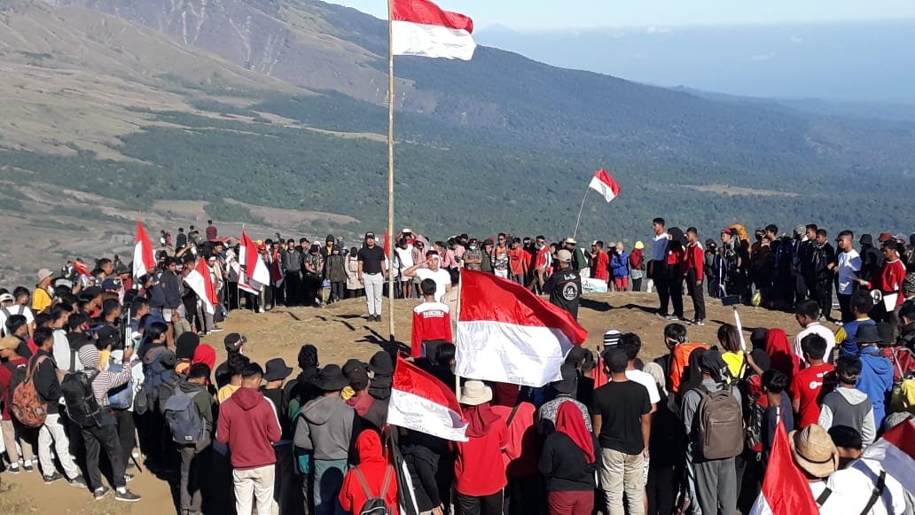 Ratusan Pendaki Gelar Upacara Bendera Di Bukit Pergasingan