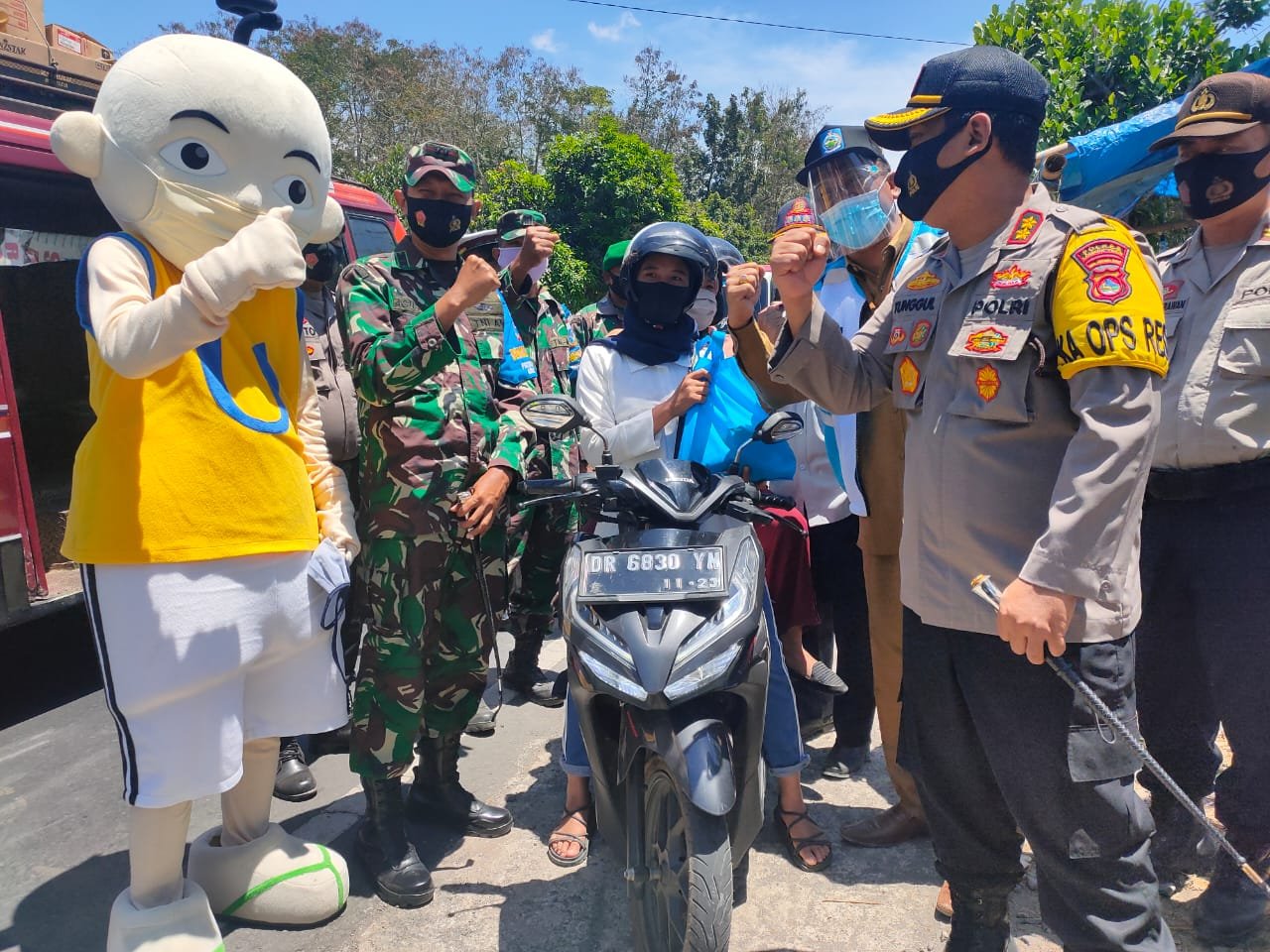 Operasi Masker di Lombok Timur Libatkan Polwan Cantik dan Upin Ipin