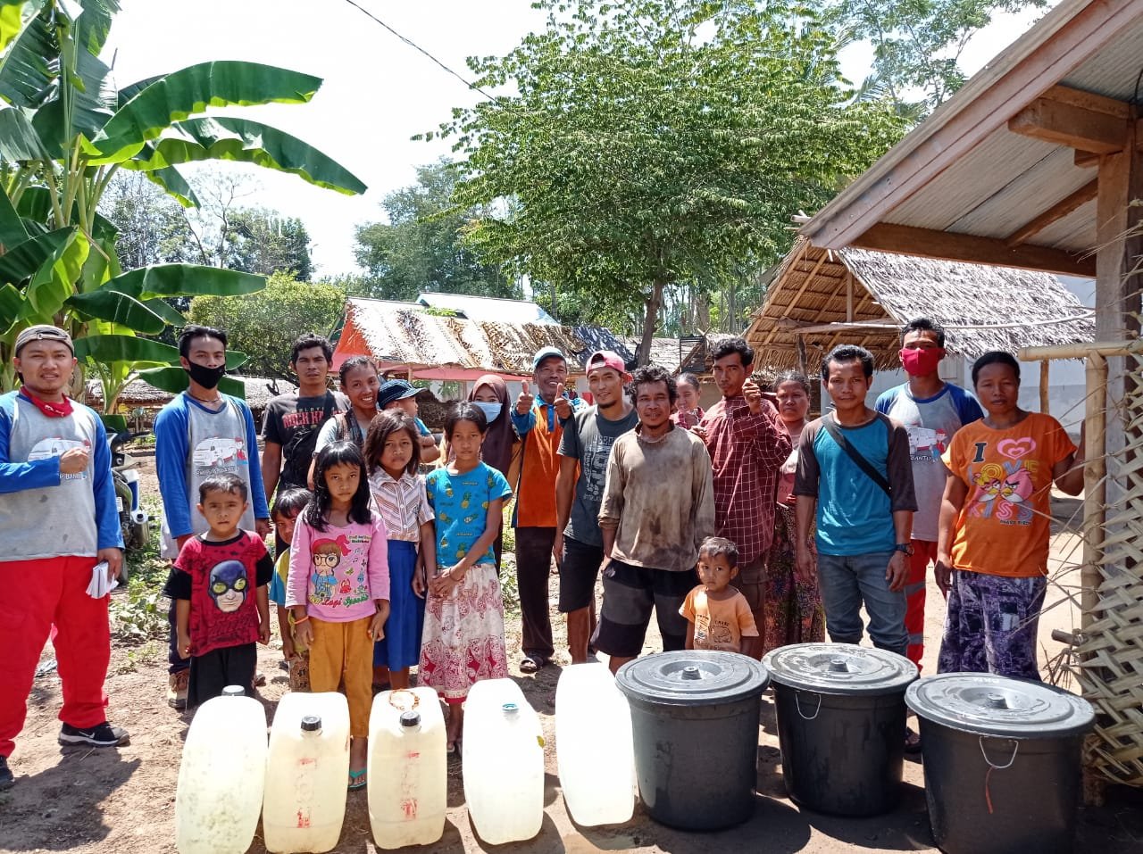 PMI Lombok Utara Salurkan Satu Tangki Air Bersih Ke Dusun Lokok Mandi Desa Selengan