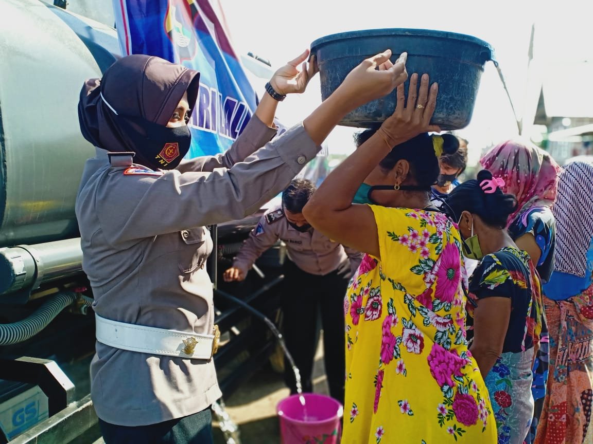 Satlantas Polres Lotim Bantu  Dua Mobil Tangki Air Bersih Untuk Masyarakat Tanjung Luar