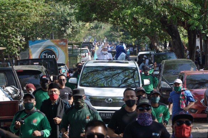 Najmul-Suardi Diantar Ribuan Pendukung ke Kantor KPU Dayan Gunung