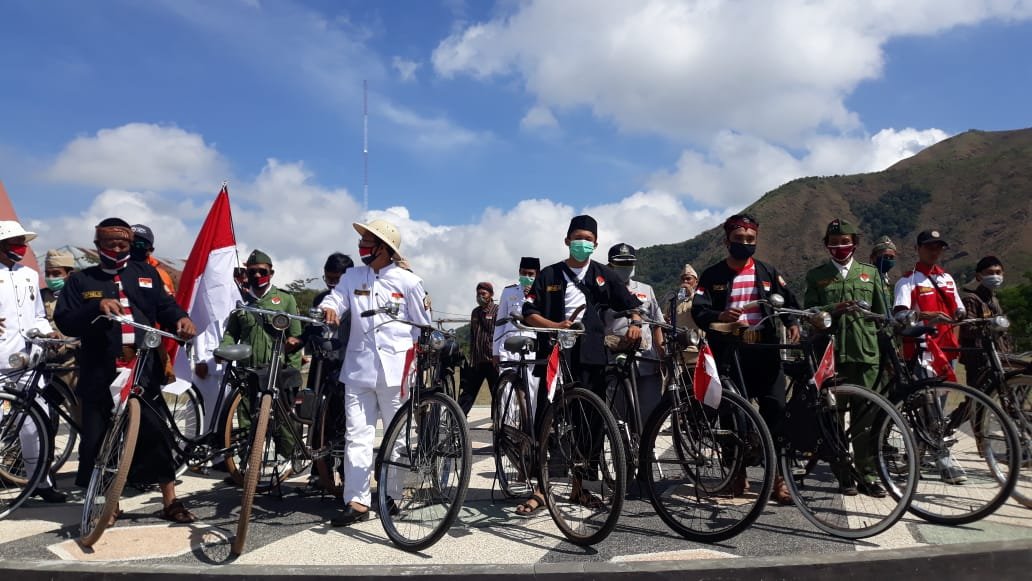 Komunitas Sepeda Tua Penede Gandor Bagi Masker di Sembalun