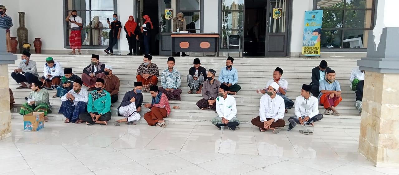 Sambut Pendemo, Puluhan Santri Ma’had Darul Qur’an Wall hadits Pancor Gelar  Salawat Badar di Gedung Dewan