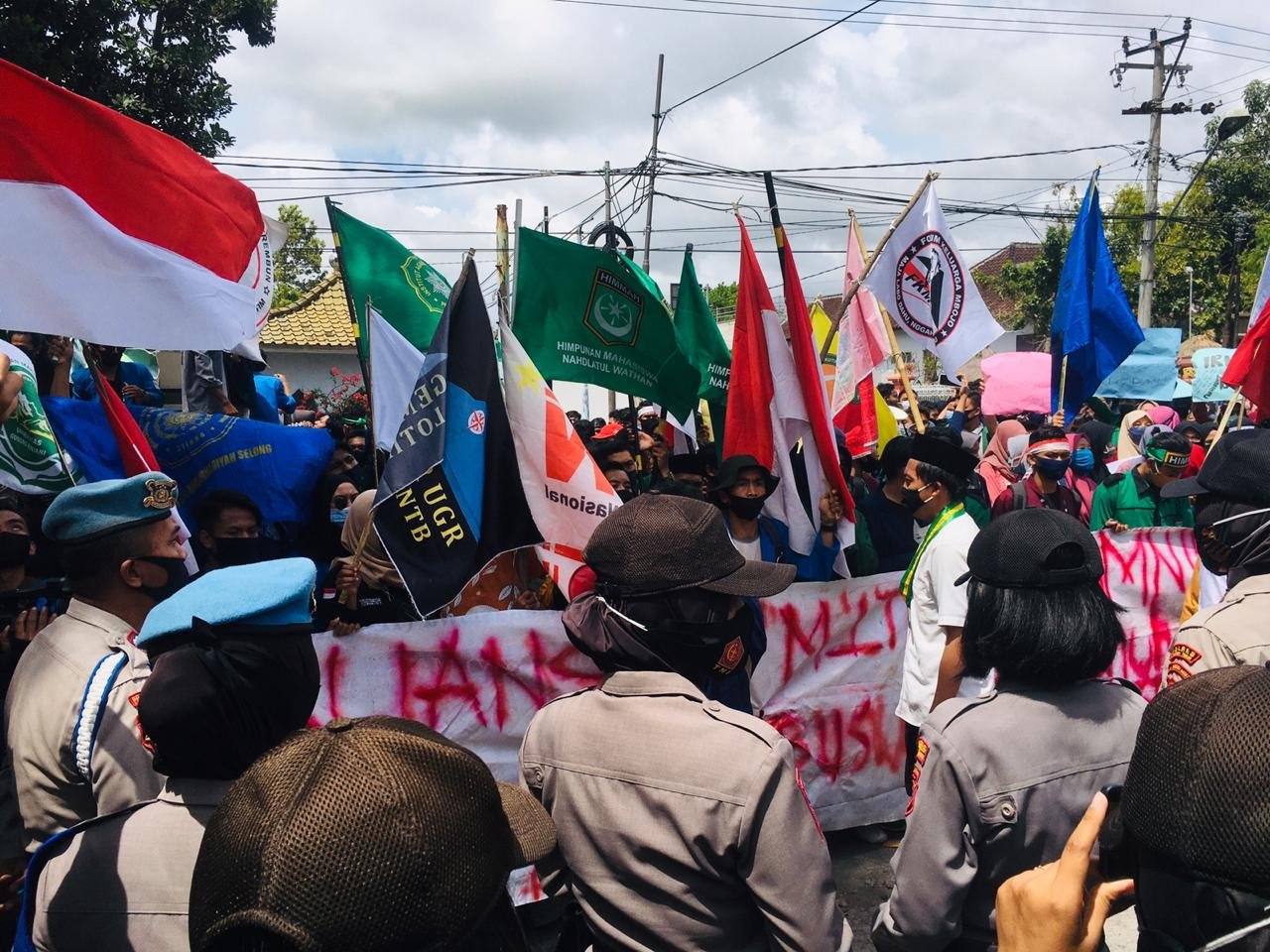 Aliansi Pemuda dan Mahasiswa Lotim Kepung Kantor Dewan, Tolak UU Omnibuslaw