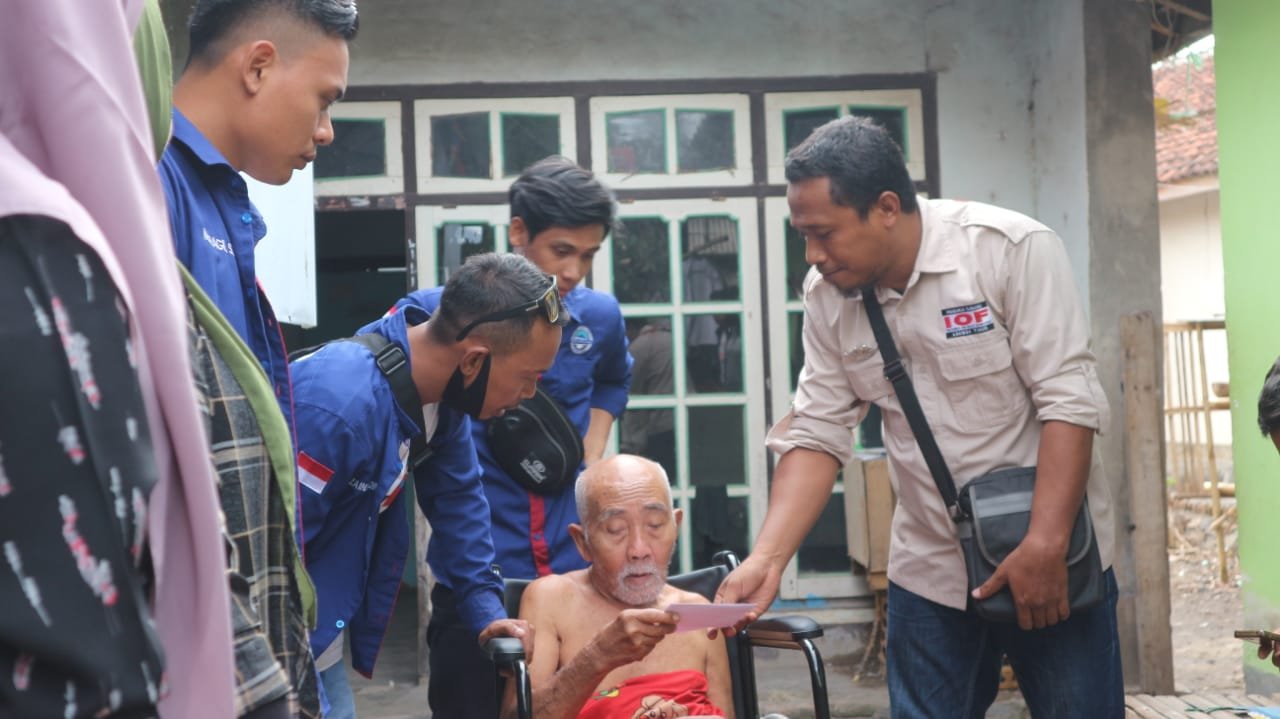 Lumpuh 15 Tahun Papuk Nursi Dapat Bantuan Kursi Roda dari IOF Lotim