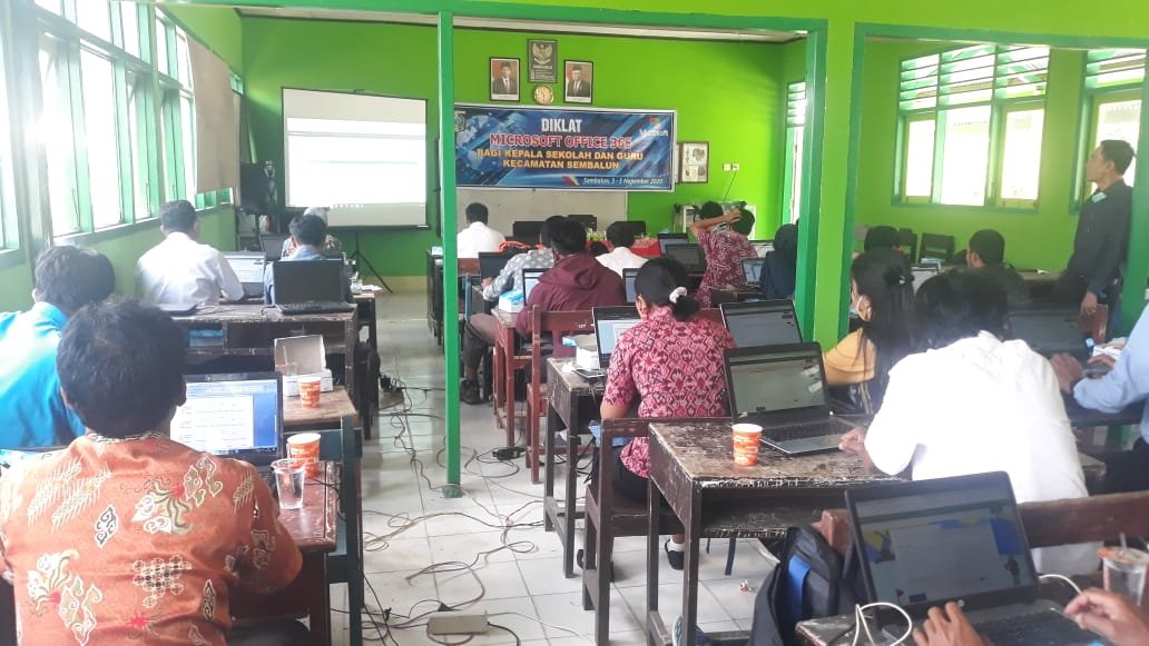 Puluhan Guru SD/MI Sembalun mengikuti Pelatihan Microsoft Offeice 365.