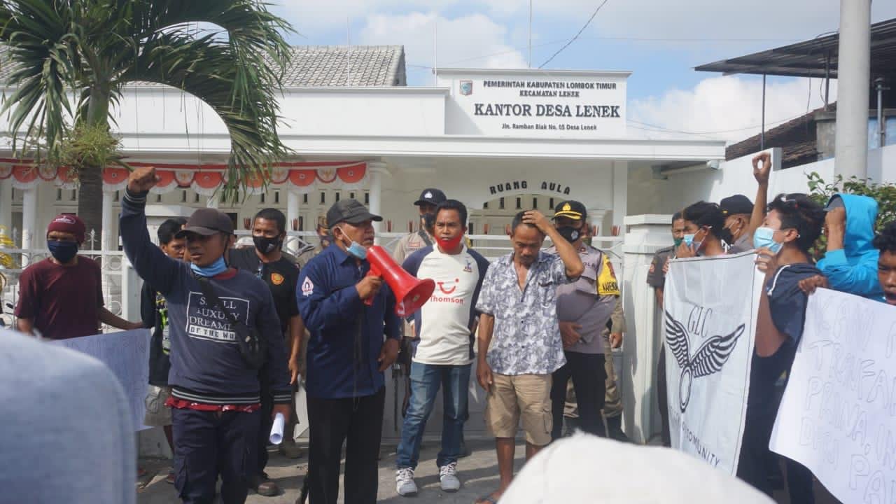 Dua kelompok Massa Nyaris Bentrok di Kantor Desa Lenek