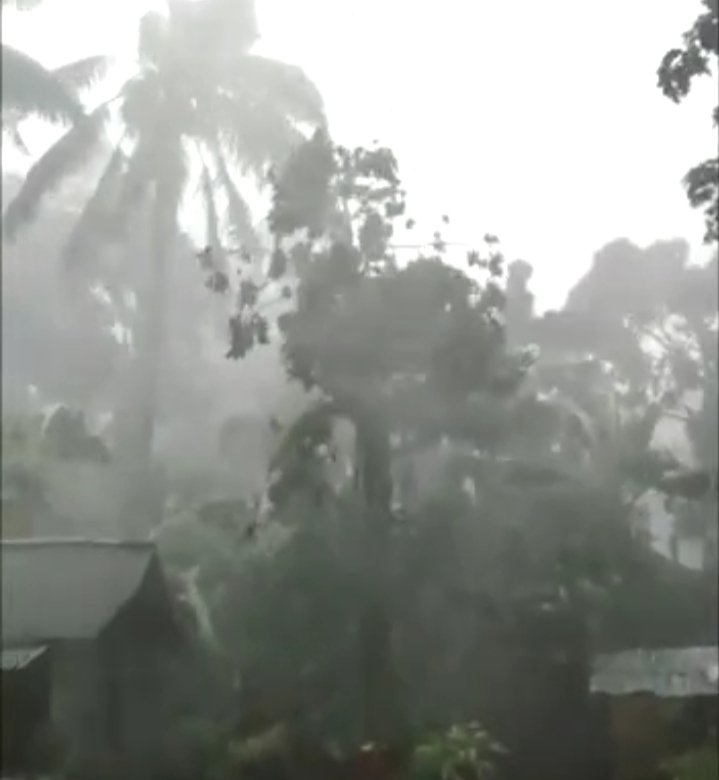 Penomena Angin Kencang Disertai Hujan Es Turun Di Lombok Timur, Puluhan Rumah Warga Rusak