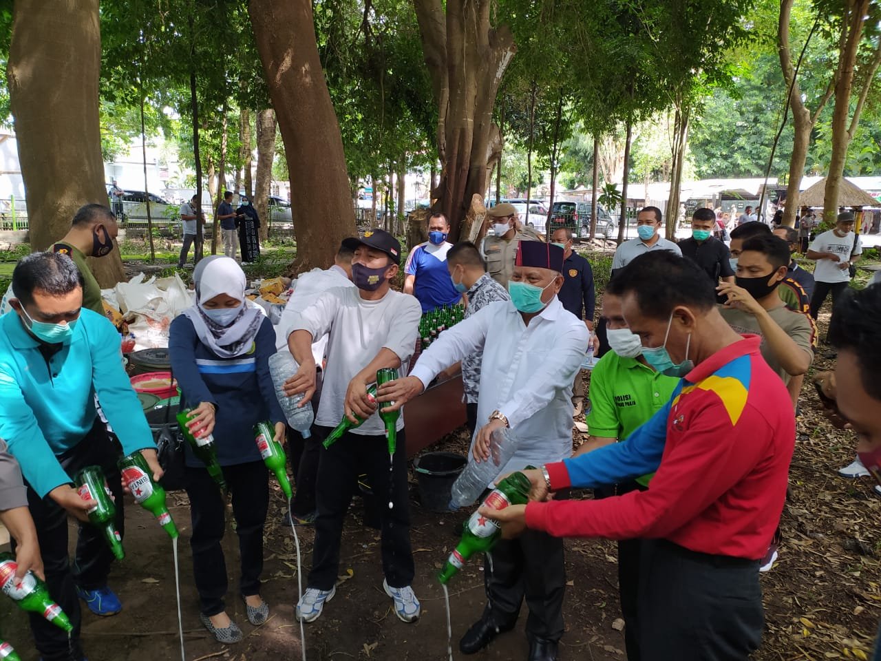 Akhir tahun 2020, Pol PP Lombok Timur Musnahkan Ribuan Liter Minuman Keras