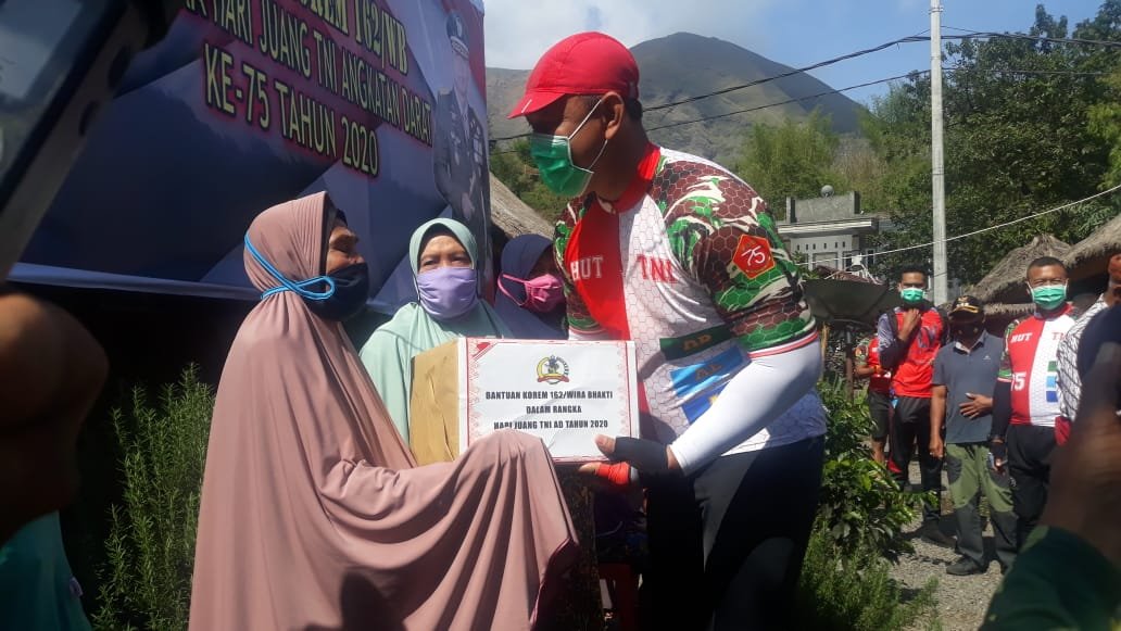 Danrem Salurkan Sembako dan Bagikan Ribuan Masker untuk Masyarakat Sembalun