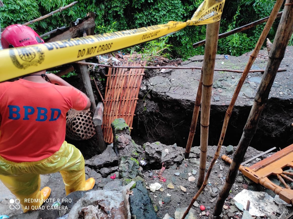 Tebing Ketinggian 10 Meter Longsor, Rusak 4 Rumah Warga Dusun Asmalang Lombok Timur