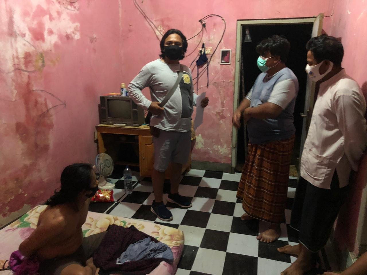 Rumahnya Diduga Tempat Pesta Narkoba, EF Warga Karang Ranjong Lenek Digelandang ke Mapolres Lotim