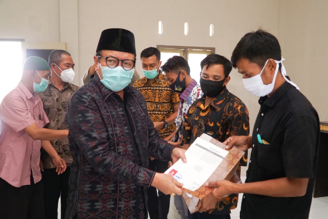 Wabup Rumaksi Serahkan Sertifikat Budidaya Lobster