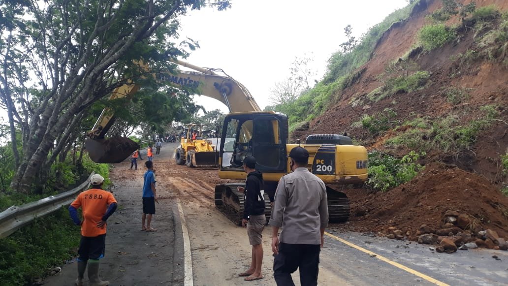 Alat Berat Dikerahkan Bersihkan Tanah Longsor Pusuk Sembalun