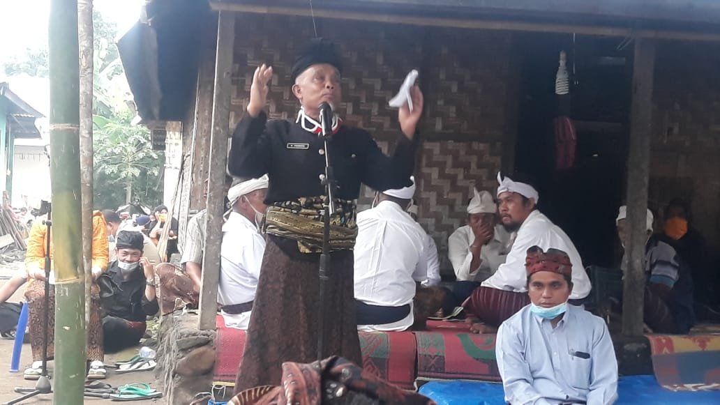 Para Pelingsir dan Masyarakat Sembalun Desa Belok Petung Gelar  Ritual Nyentulak “Tolak Bala
