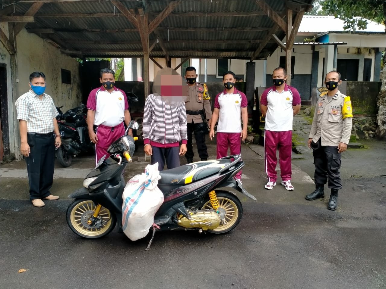 Polsek Sakra Amankan Penjual Miiras dan Puluhan Botol Berisi Tuak