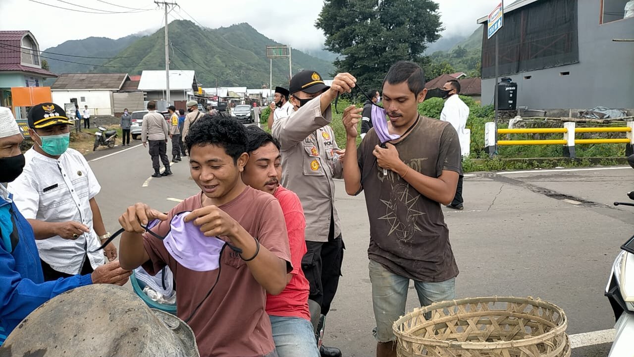Sukseskan Kampung Sehat Jilid Dua, Warga Sembalun Bumbung Dibagikan 1000 Masker