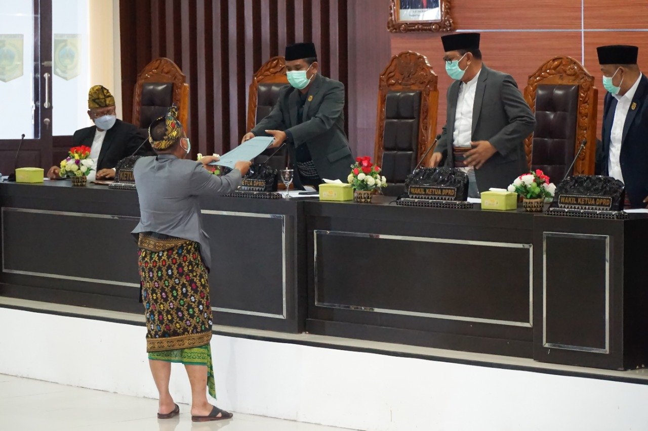 Pimpinan DPRD Lombok Timur Tetapkan LKPJ Bupati Tahun 2020