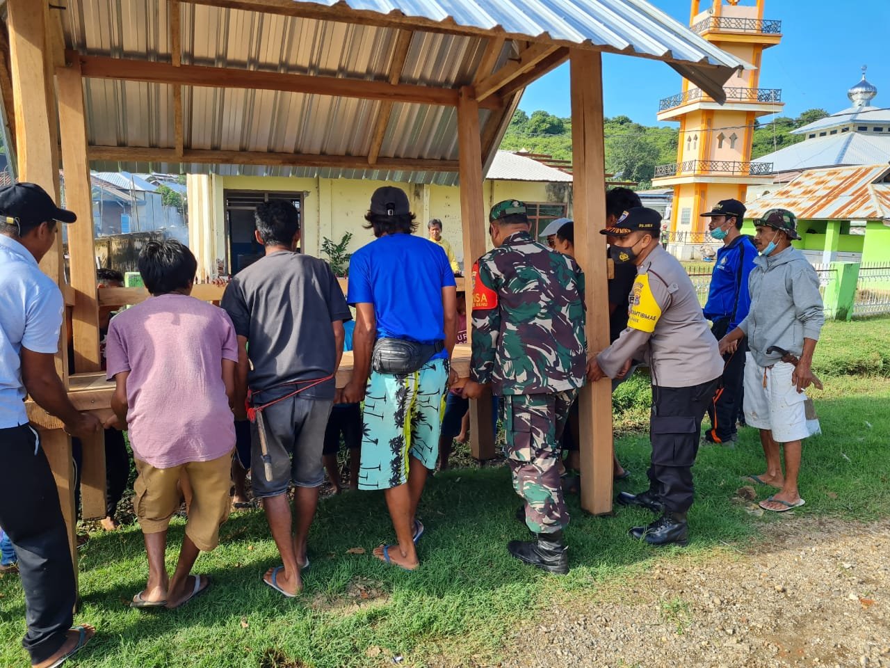 Sambut Ramadhan, Polsek Rhee Sumbawa Bergotong Royong Bersihkan Masjid