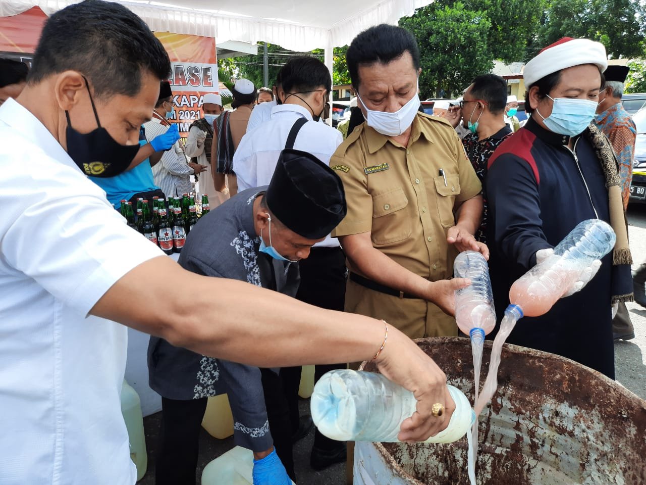 Jelang Ramadhan, Kapolres Lotim Libatkan  Tokoh Masyarakat Musnahkan Ribuan Liter Miras