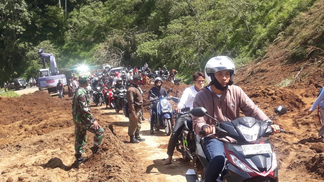 jalur Wisata Pusuk Sembalun Kembali Longsor