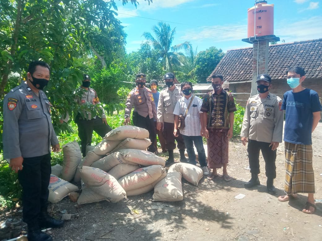Alhamdulillah, 25 Sak semen Bantuan Kapolres Loteng untuk Kelanjutan  Pembangunan Musholla Al Muttaqin