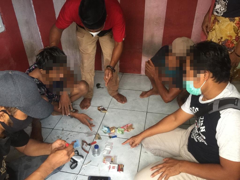 Tertangkap Membawa Sabu Seorang Pemuda Desa Lendah Digelandang Ke Mapolres Loteng