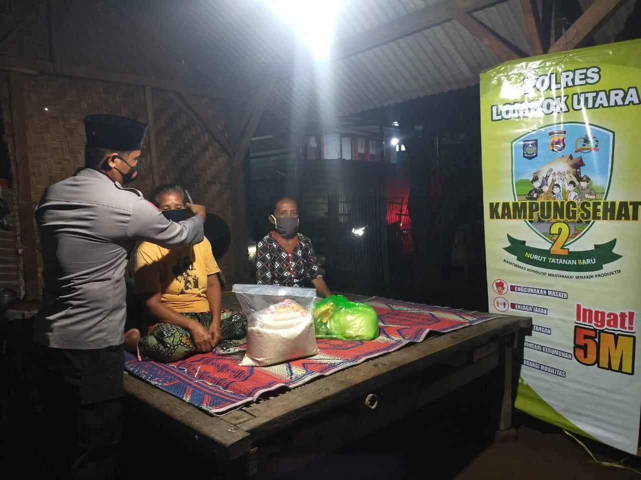 BhabinKamtibmas Sambik Elen Bayan Bagi Sembako Kepada Keluarga Kurang Mampu Di Wilayah Binaannya