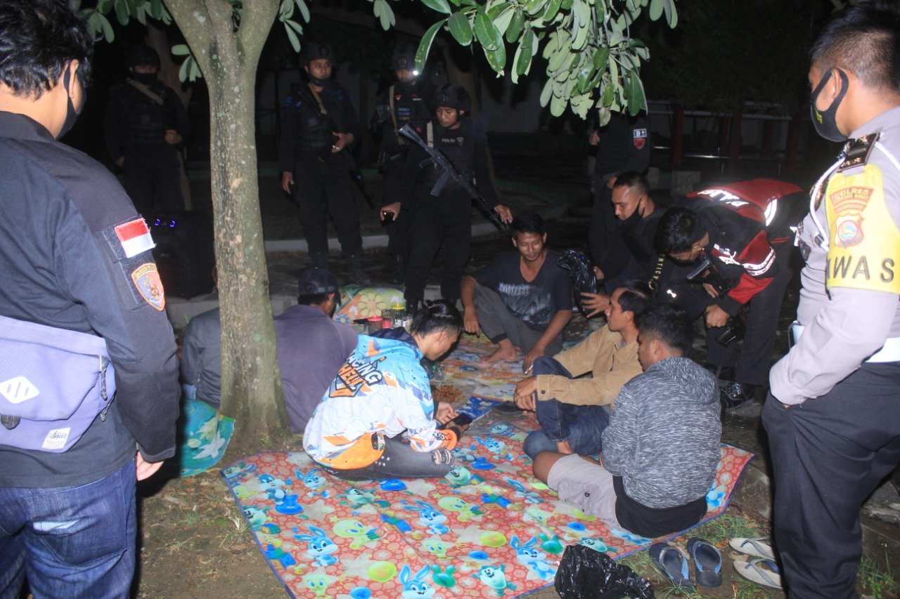 Lagi Asik Menenggak Miras Tradisional Tujuh Pemuda Diamankan Tim  Puma Polres Sumbawa Barat