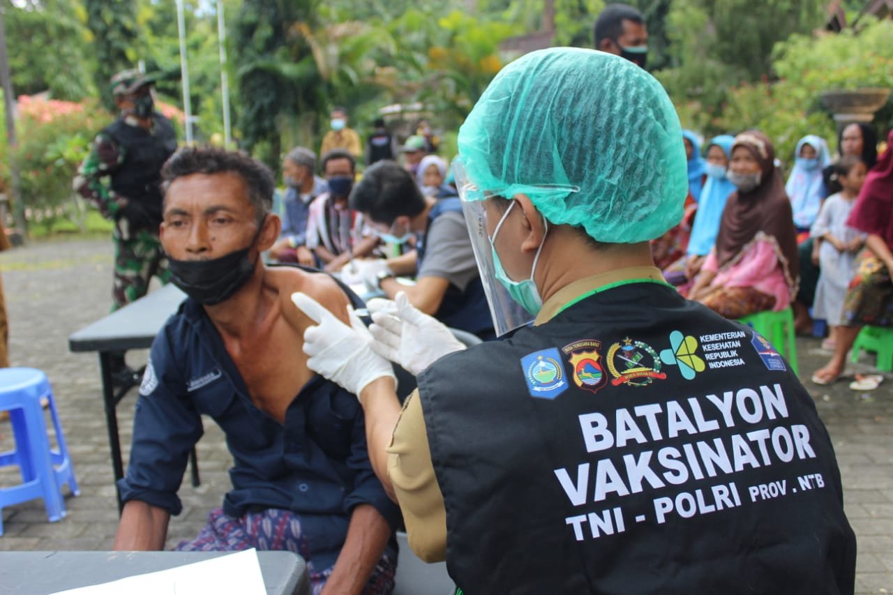 Vaksin Lansia di Lobar, Didatangi Petugas Plus Dibawakan 5 kilogram Beras