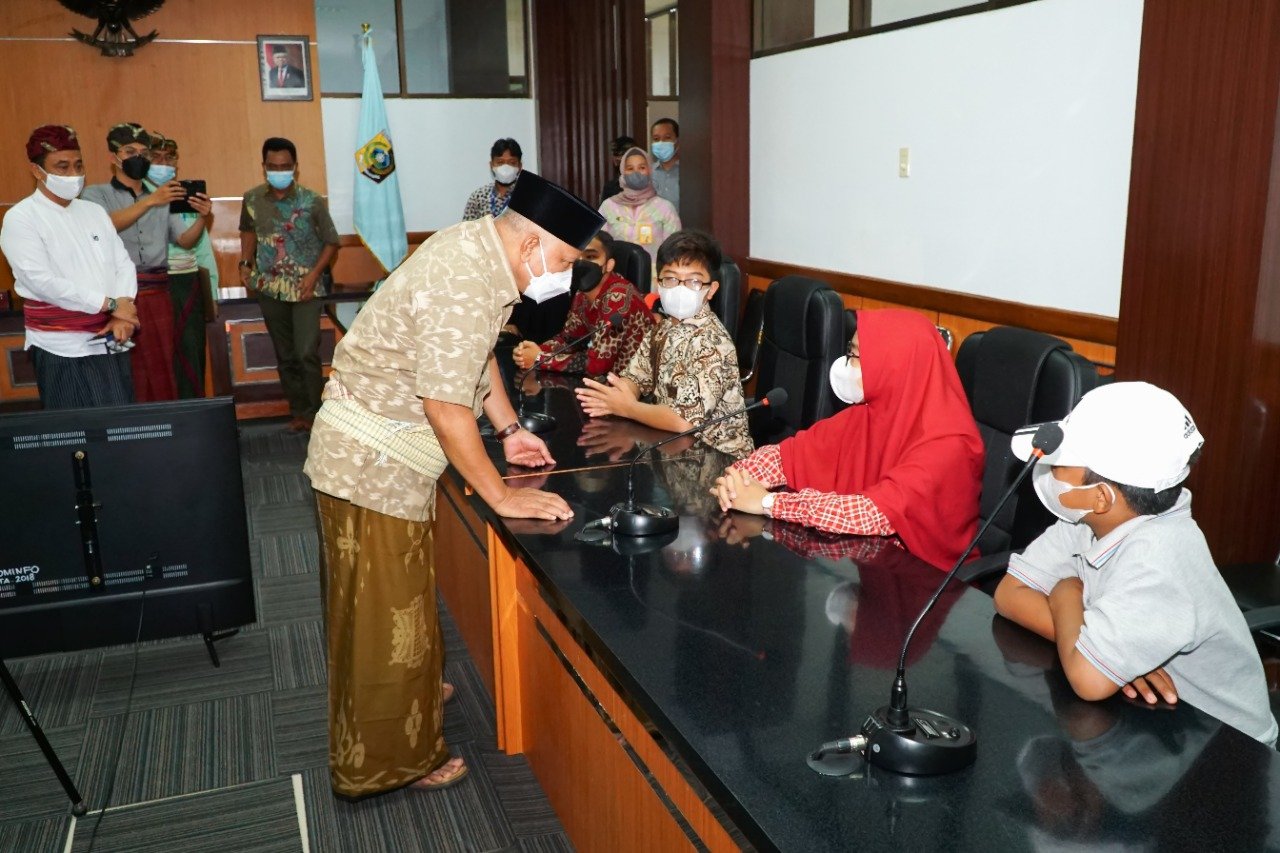 Bupati Serahkan  Santunan Kecelakaan Kerja  PT Taspen  ke Ahli Waris  ASN Almarhum Husni