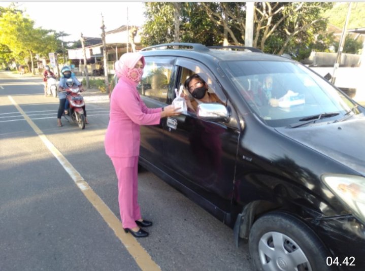 Bagi Takjil di Jalan Raya Ibu Bhayangkari Jadi Perhatian Pengendara