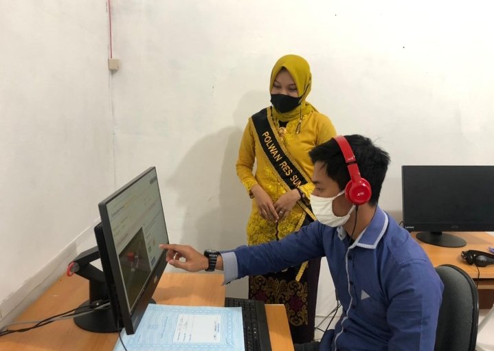 Spesial di Hari Kartini,  Polwan Berkebaya Layani Masyarakat di Satlantas Polres Sumbawa