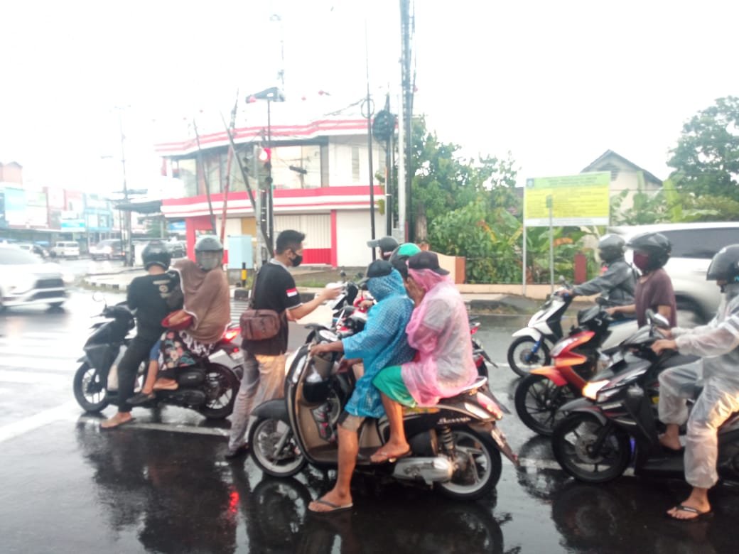 Kapolda NTB Apresiasi Buruh Bagi Takjil dan Galang Dana di Hari Buruh Internasional