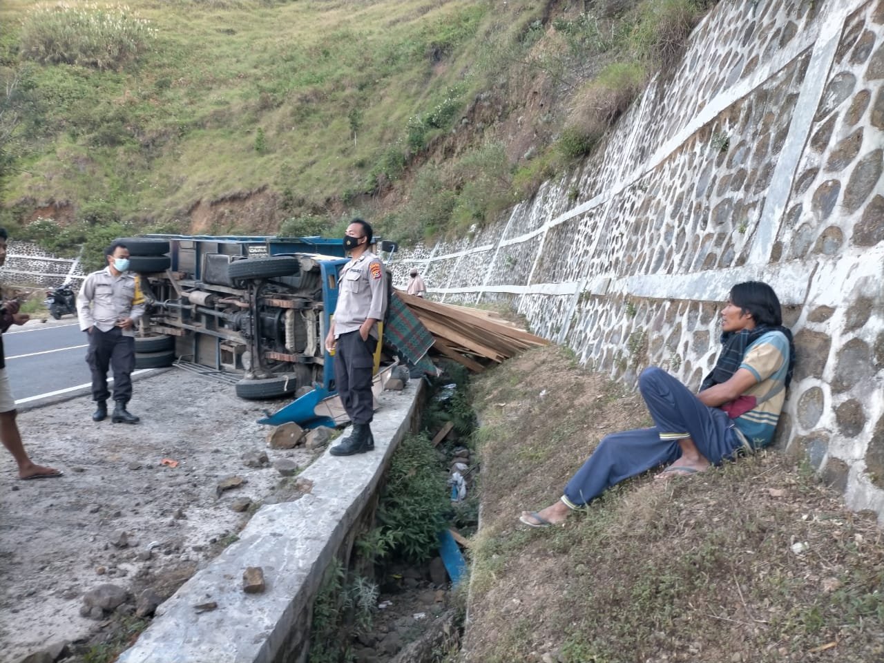 Mobil Terbalik di Pusuk Sembalun, Satu Tewas Empat Luka Parah