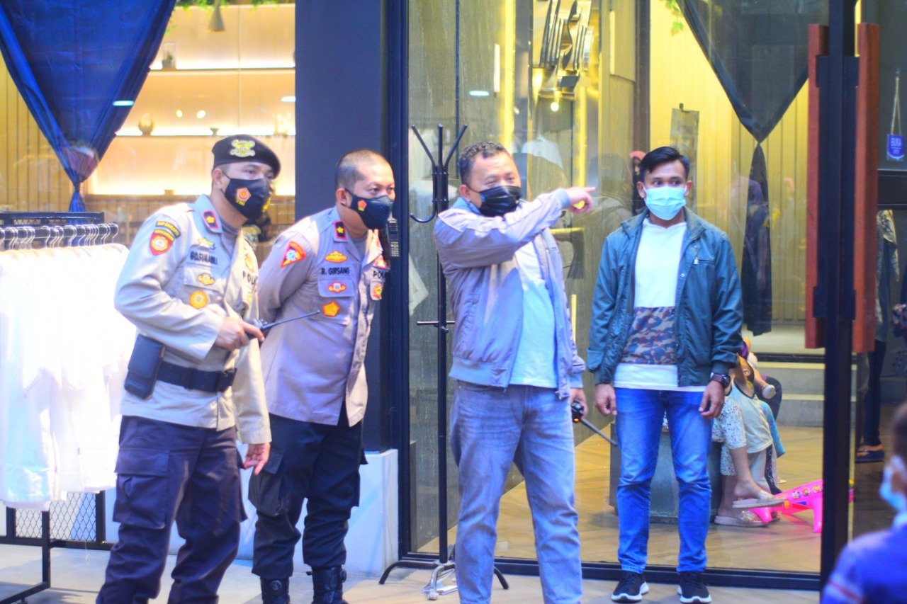 Diserbu Pengunjung, Petinggi Kapolres Mataram Terjun ke Swalayan dan Pusat Perbelanjaan