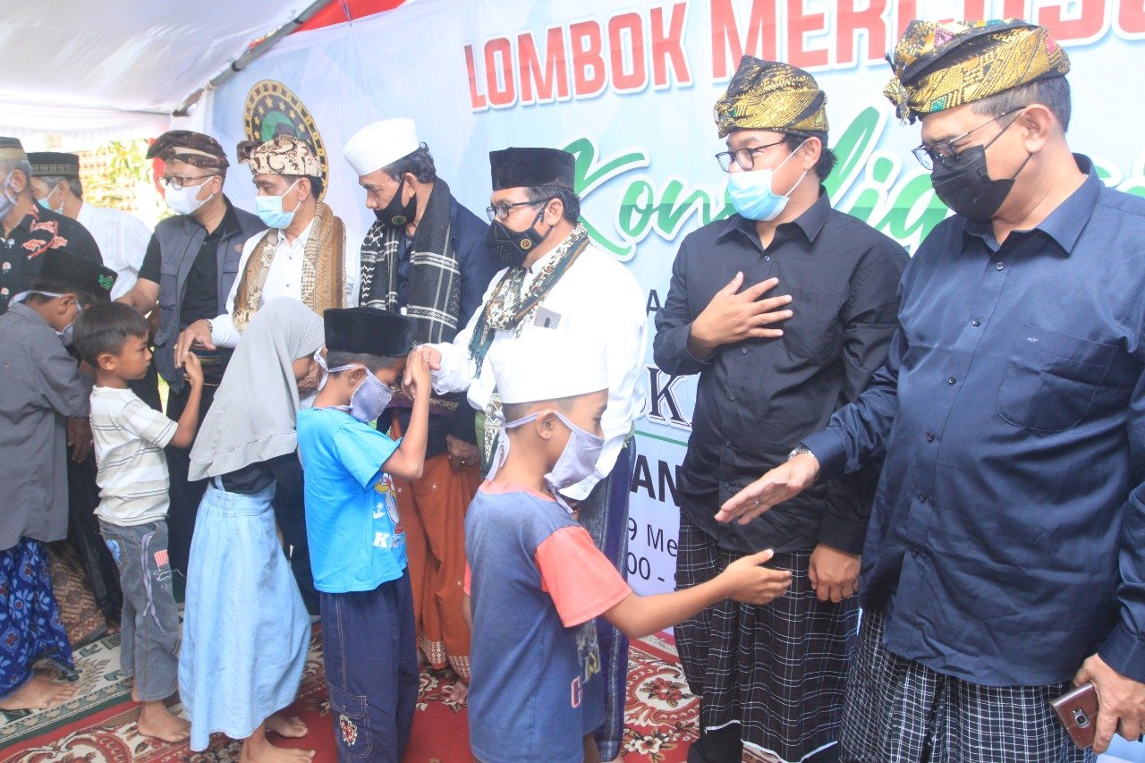 Laskar Sasak Santuni 1500 Yatim