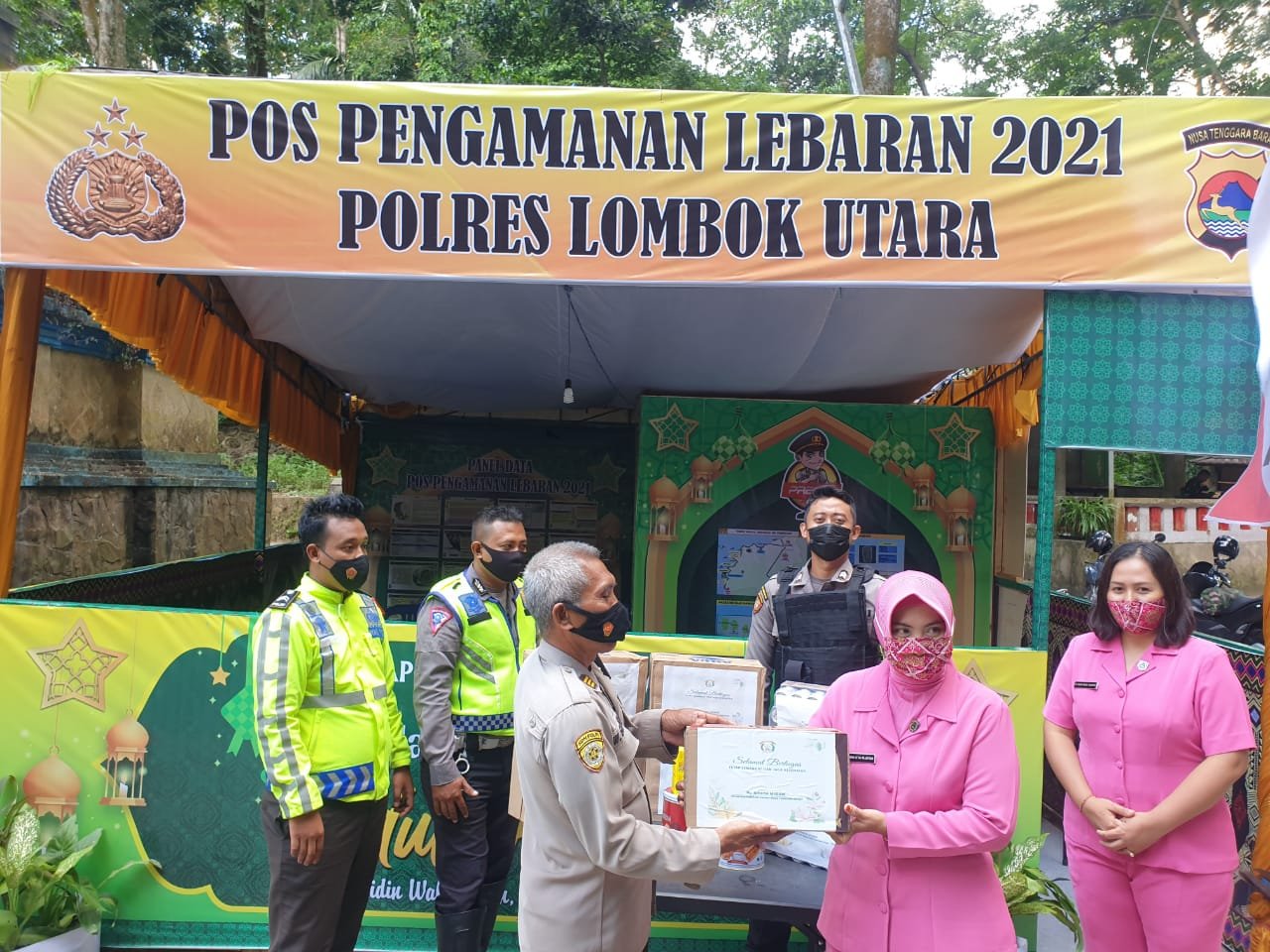 Pengurus Bhayangkari NTB Bawa Bingkisan untuk  Personel Pospam Idul Fitri Lombok Utara