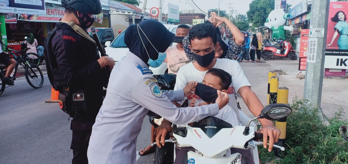 Hari Kedua Lebaran Polres Utara Tetap Siaga dan Bagi Masker Pengguna Jalan Raya