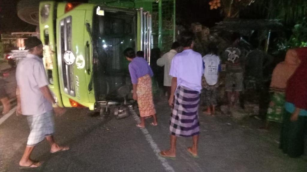 Dua Truk Sarat Muatan Terguling di Lembar  Lombok Barat