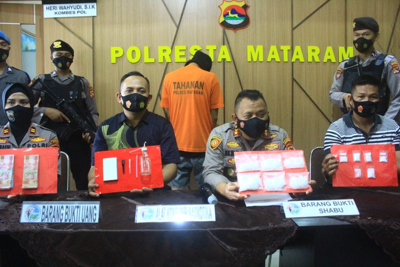 Nyamar Sebagai Pembeli, Polisi Tangkap Penjual Pakaian Online yang Nyambi Edarkan Sabu di Mataram