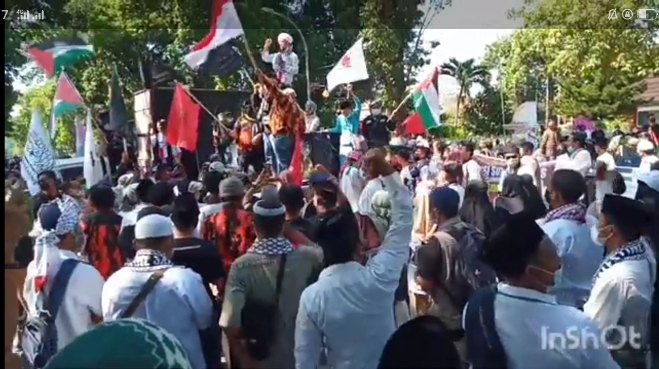 Koalisi Rakyat NTB for Palestina Unjuk Rasa di Depan Kantor Gubernur NTB.