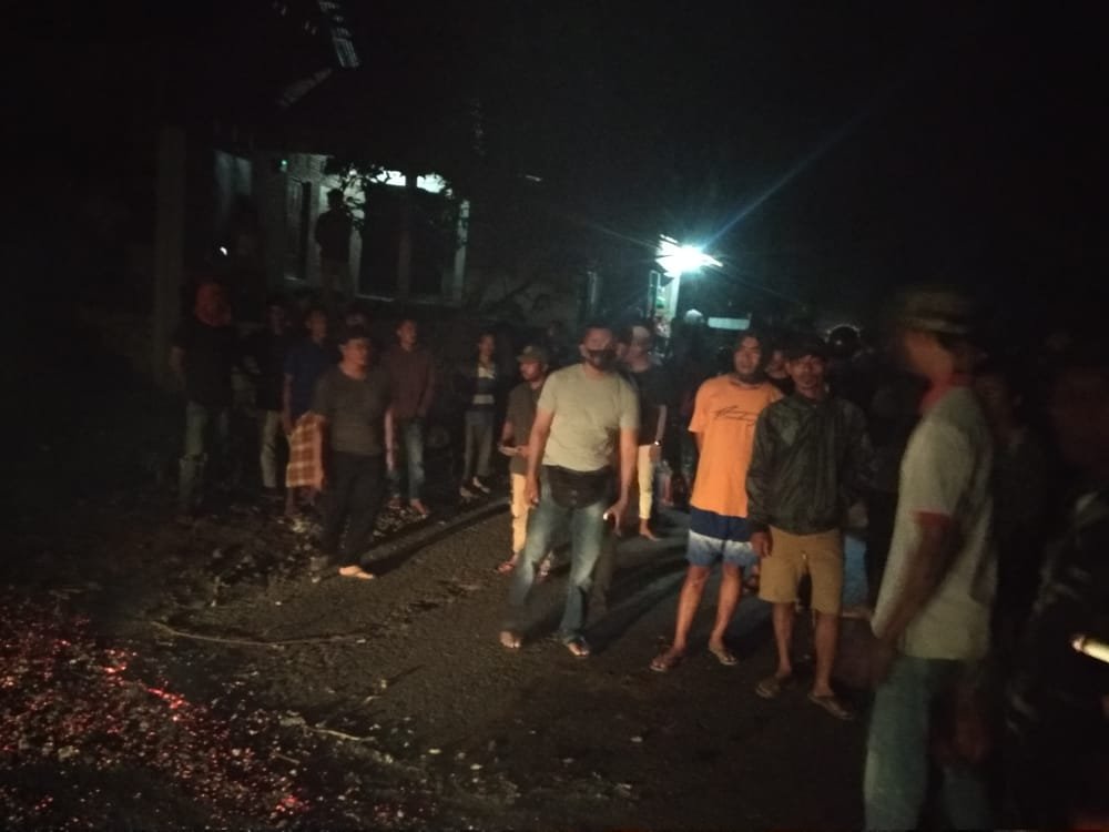 Tidak Terima Dihujat Seorang Wali Murid, Keluarga Kepsek di Dompu Blokir Jalan