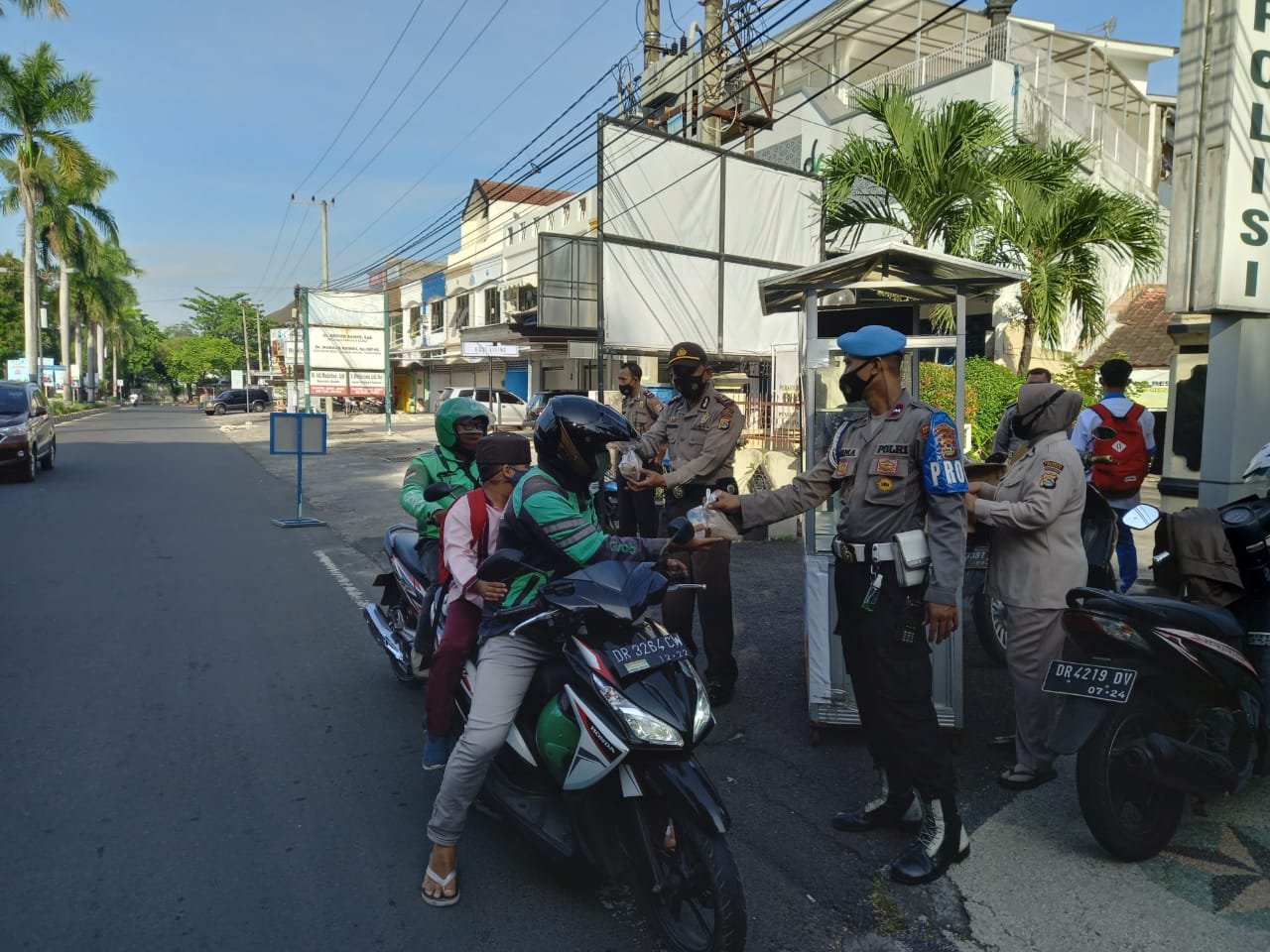 Alhamdulillah, Jumat Barokah Polsek Mataram Berbagi Nasi Bungkus