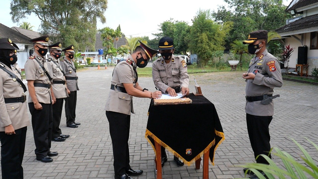 Gerbong Mutasi Bergerak, Kapolres Lombok Tengah Sertijab Sejumlah Perwira